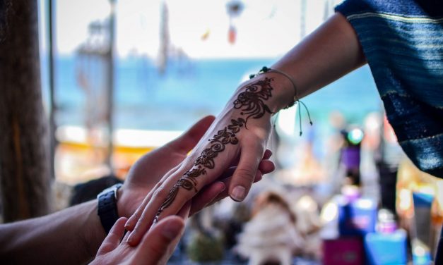 6) Story Hands – Reaching Muslim Women Through Henna